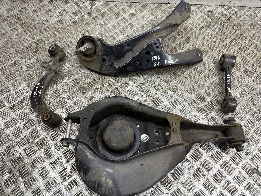 Rear upper control arm/wishbone – right