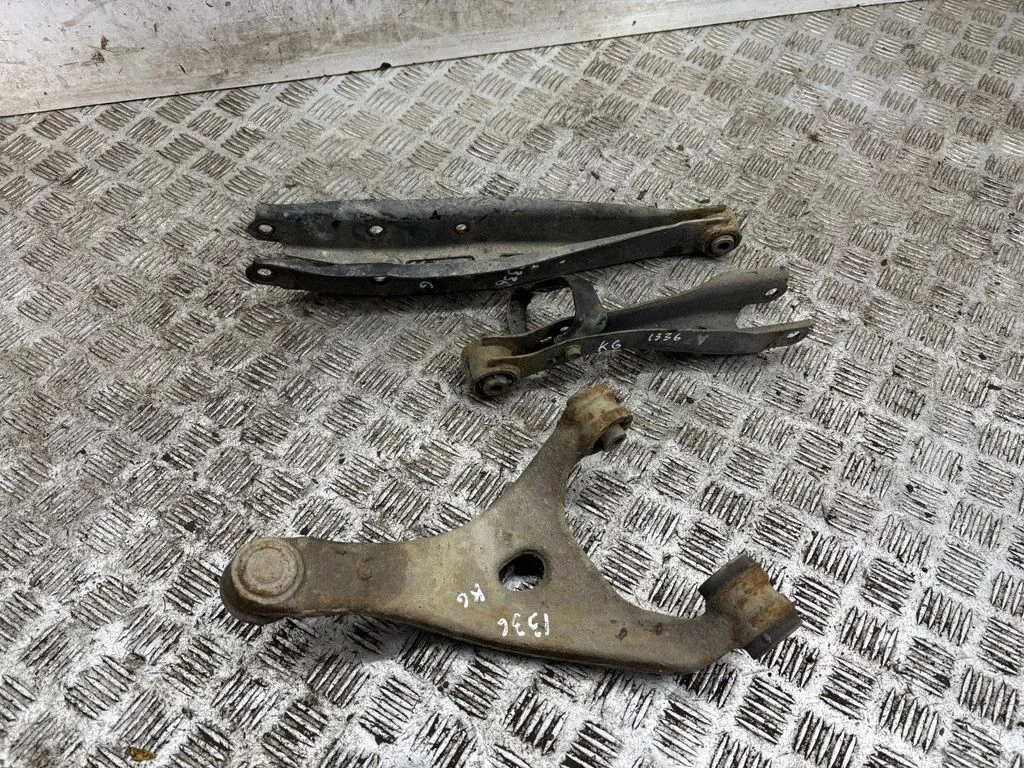Rear upper control arm/wishbone – left