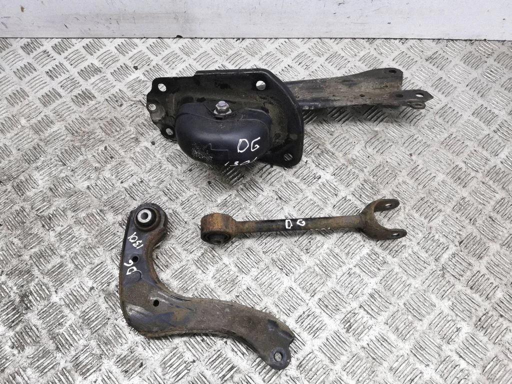 Rear upper control arm/wishbone – right