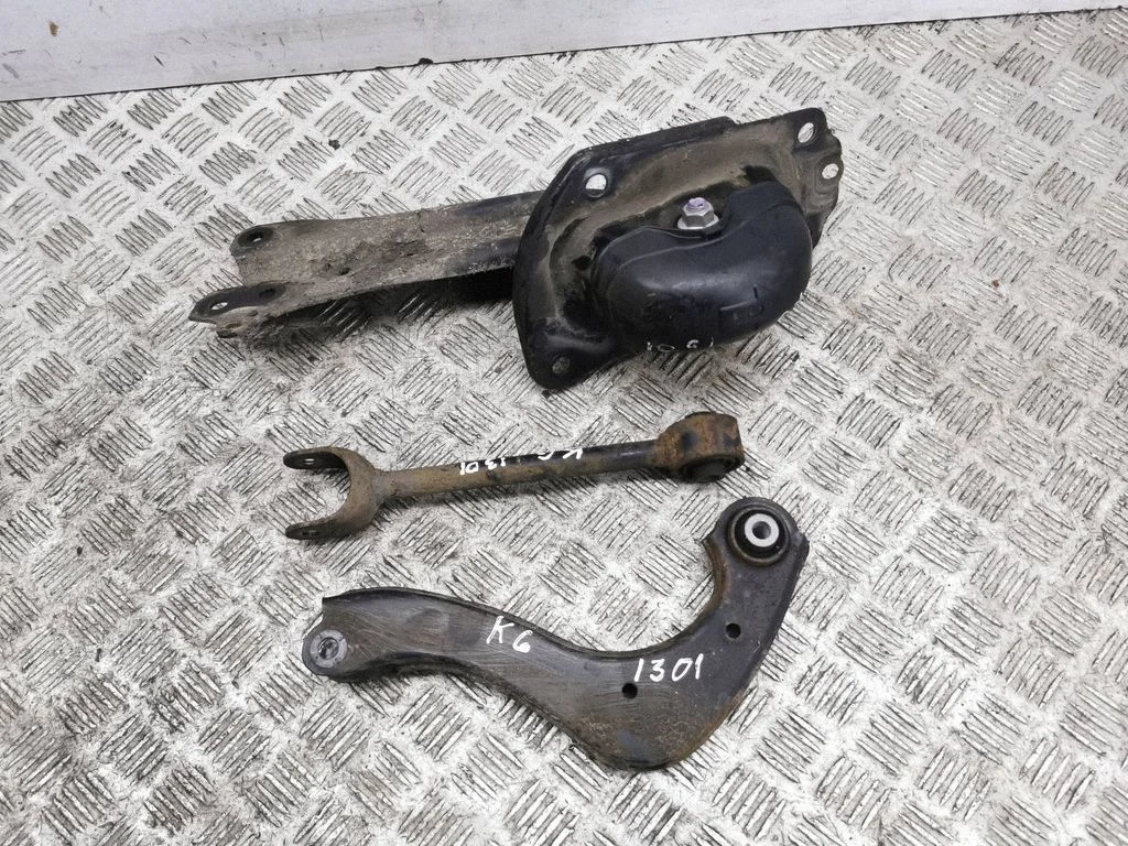 Rear upper control arm/wishbone – left