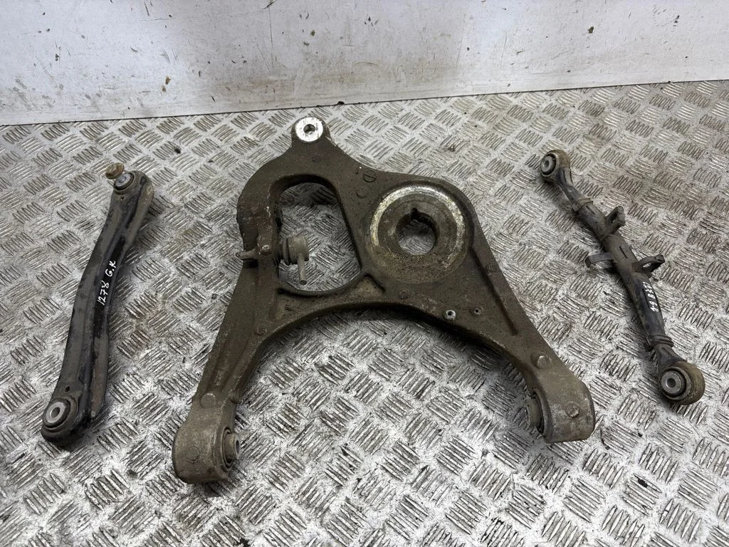 Rear upper control arm/wishbone – left