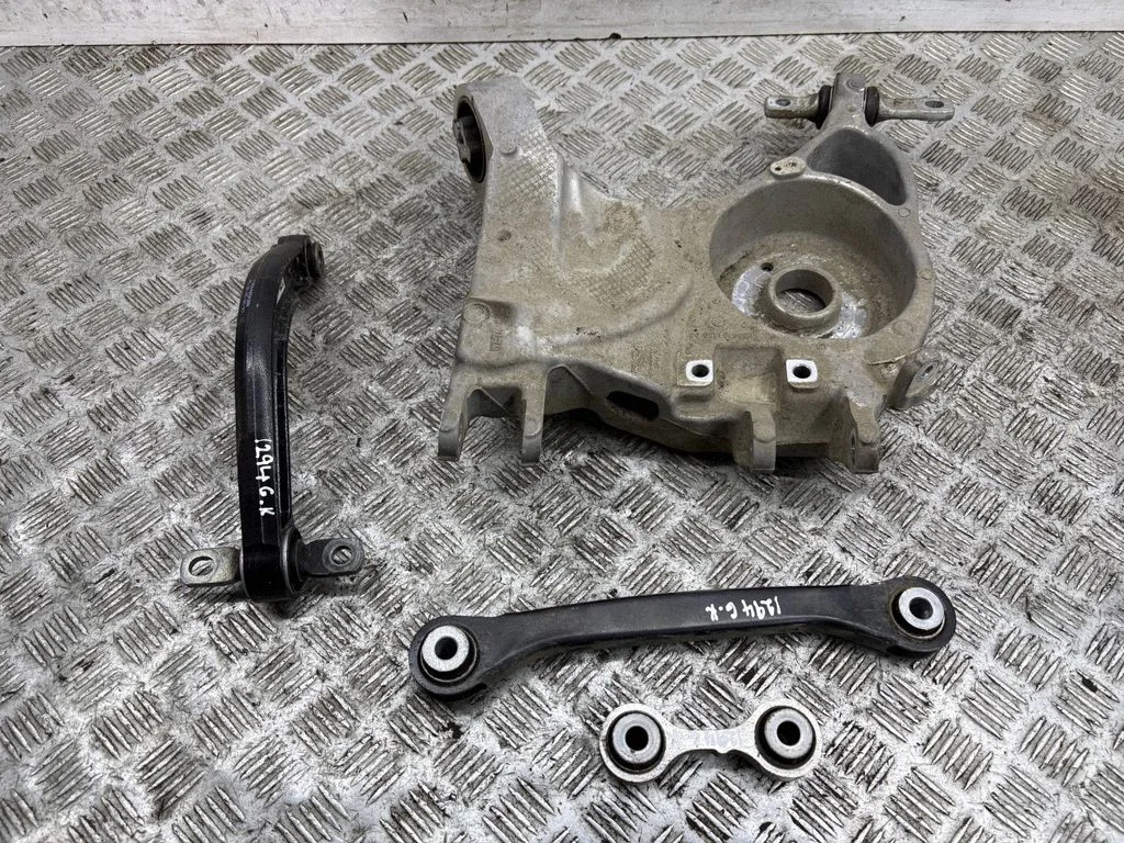 Rear upper control arm/wishbone – left