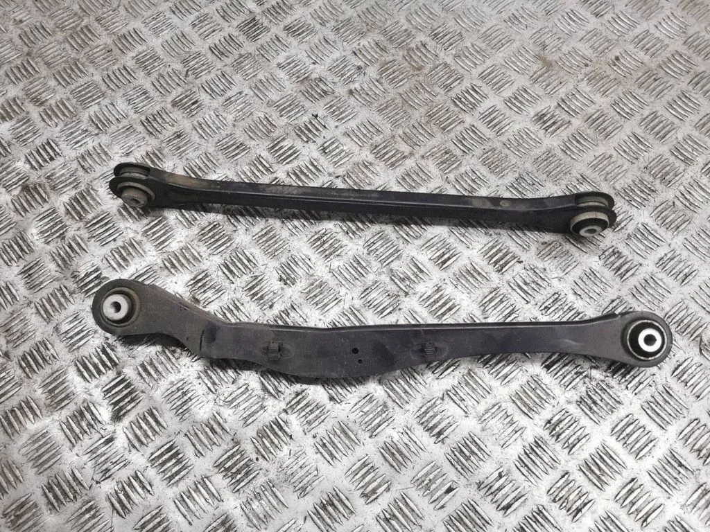 Rear upper control arm/wishbone – left