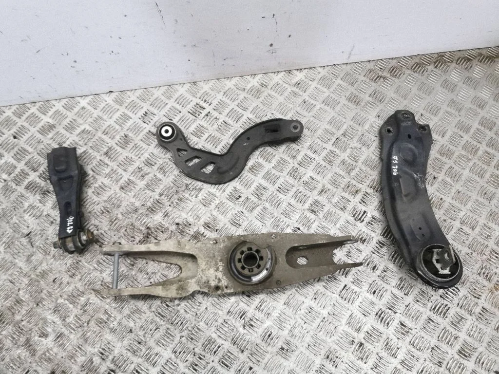 Rear upper control arm/wishbone – right