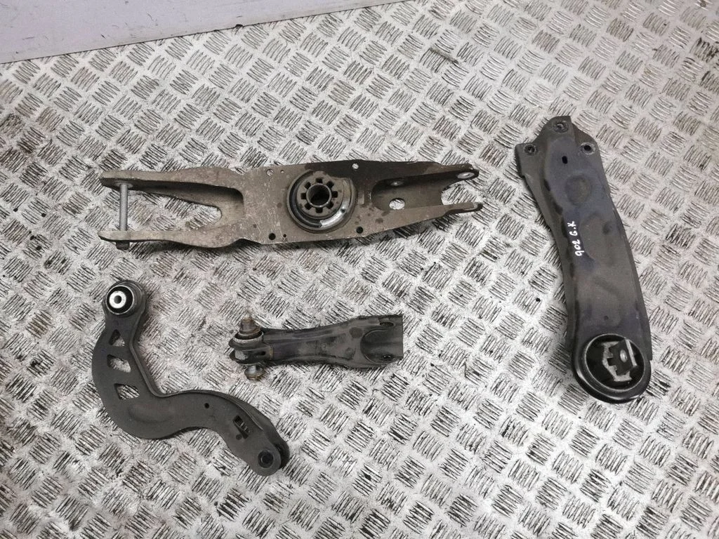 Rear upper control arm/wishbone – left