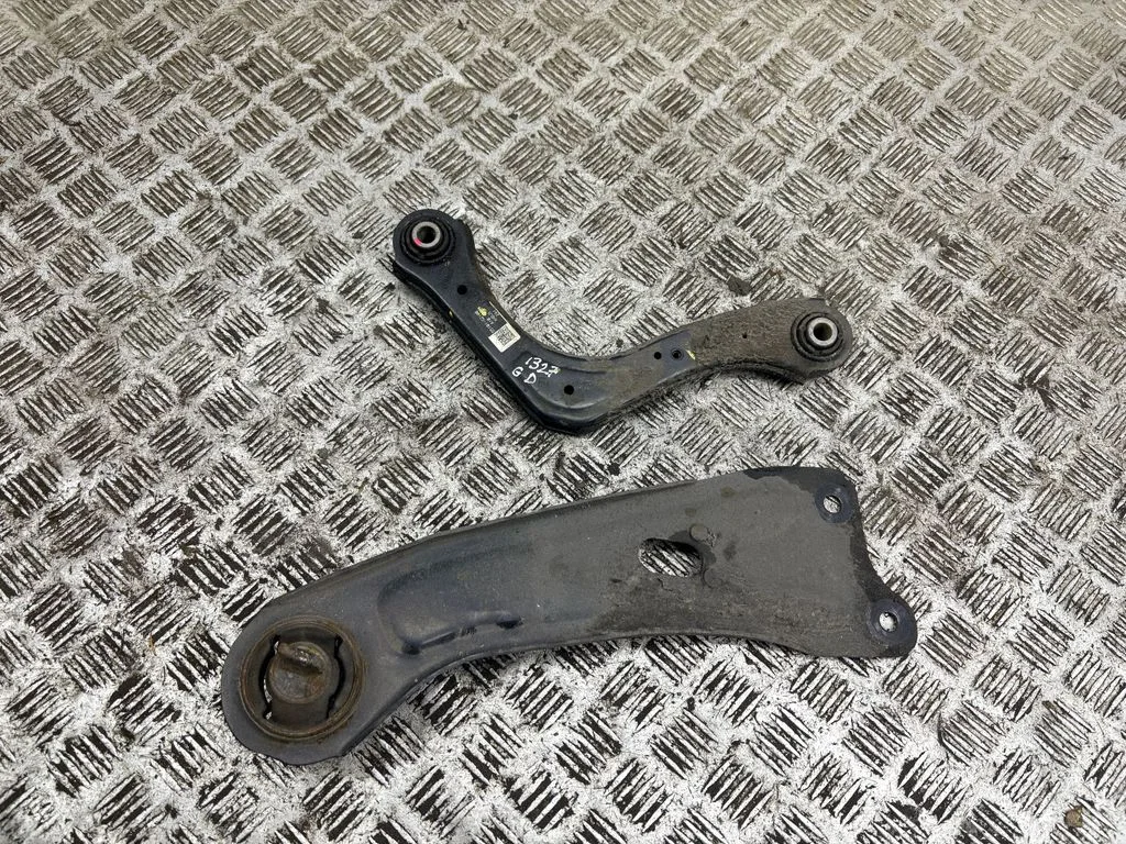 Rear upper control arm/wishbone – right