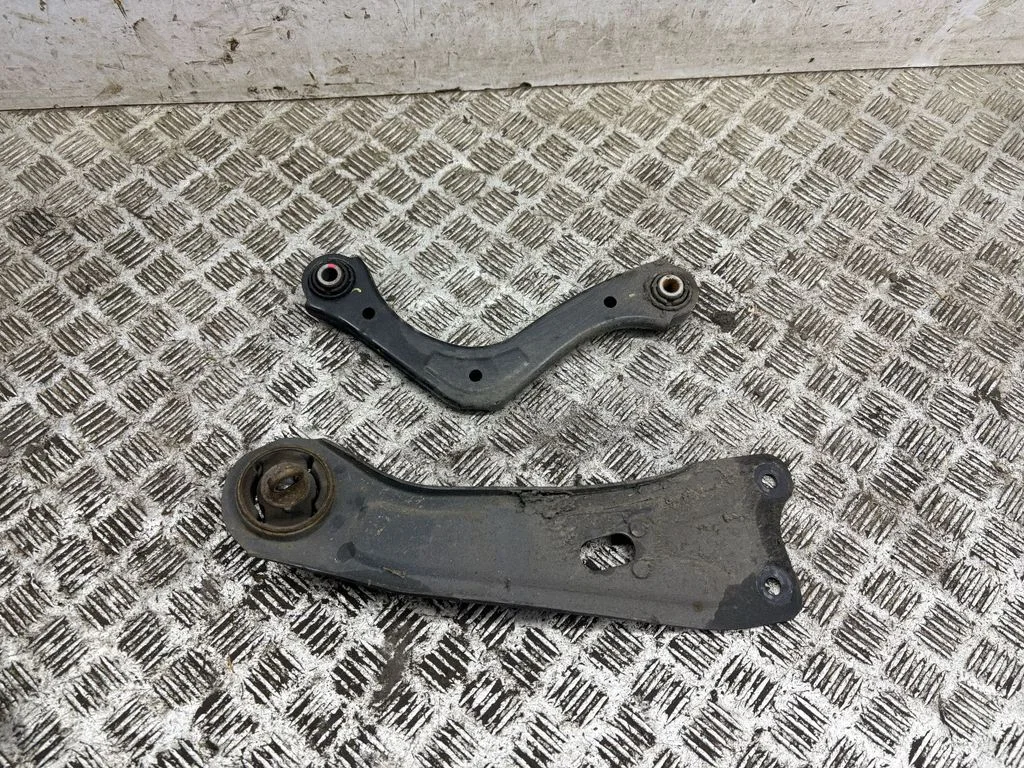 Rear upper control arm/wishbone – left
