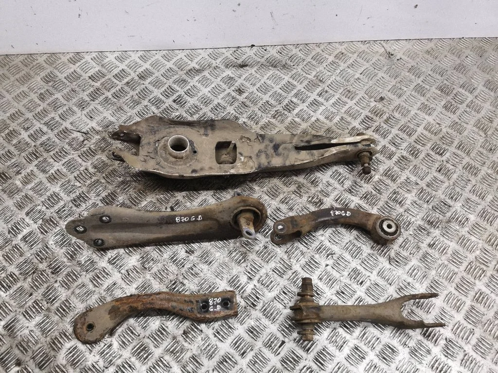 Rear upper control arm/wishbone – right