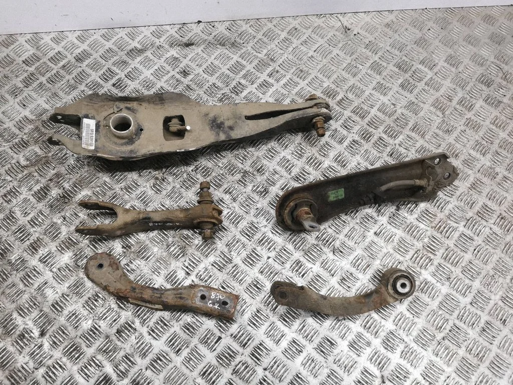 Rear upper control arm/wishbone – left