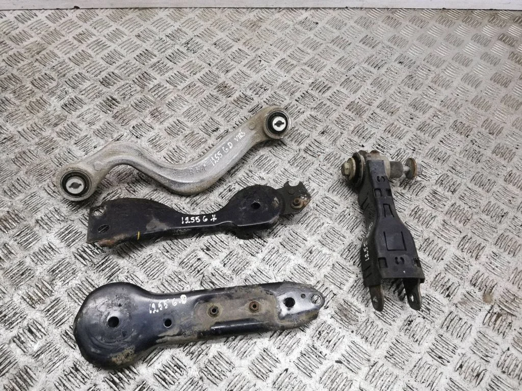 Rear upper control arm/wishbone – right