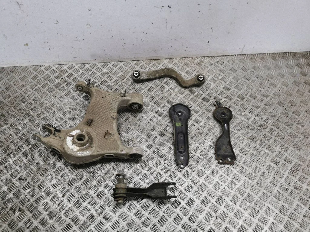 Rear upper control arm/wishbone – left