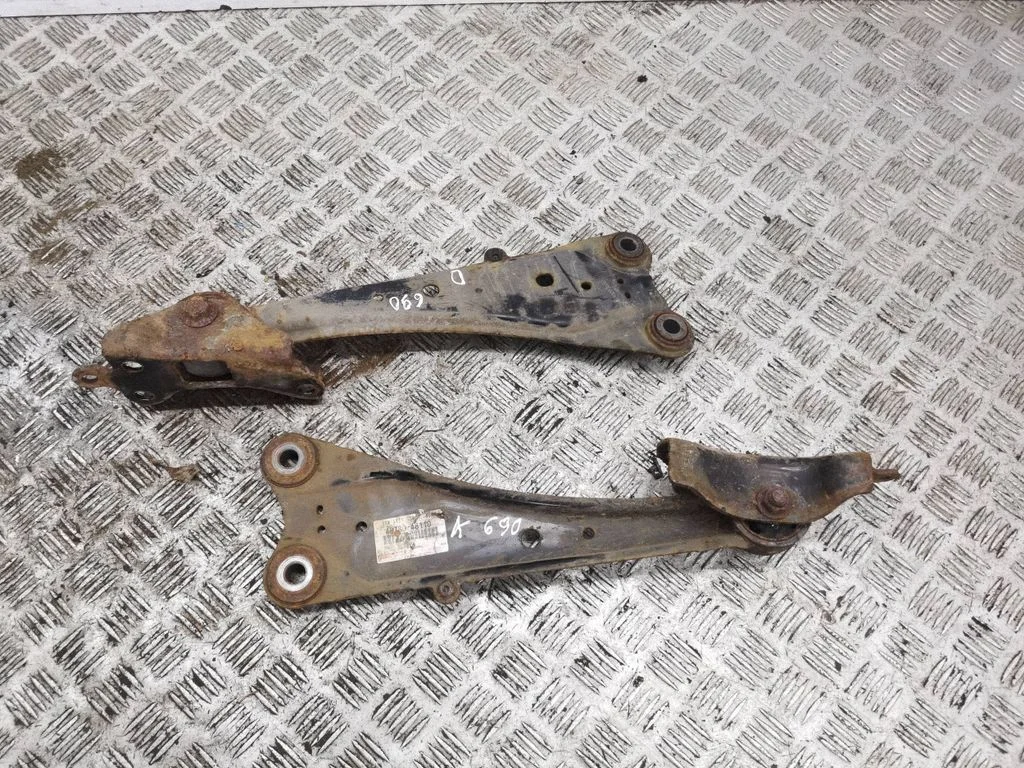 Rear upper control arm/wishbone 4878048110