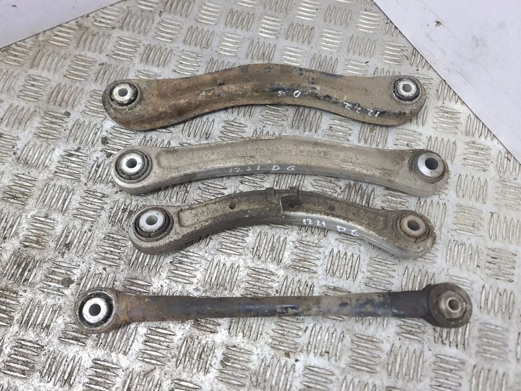 Rear upper control arm/wishbone – right
