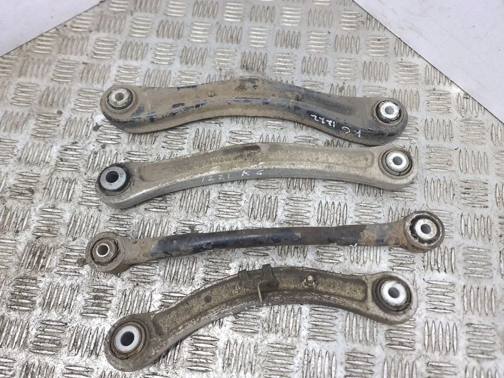 Rear upper control arm/wishbone – left