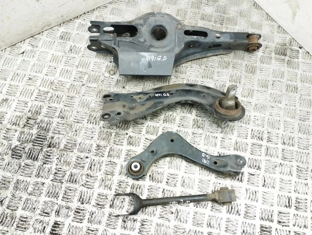 Rear upper control arm/wishbone – right