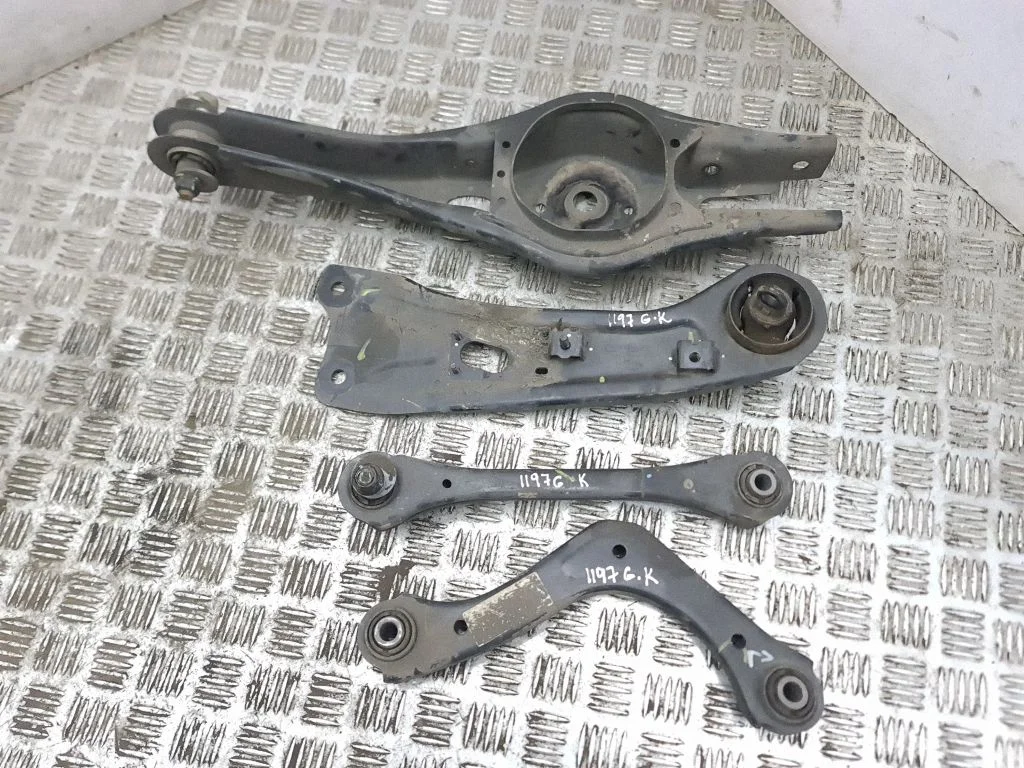 Rear upper control arm/wishbone – left