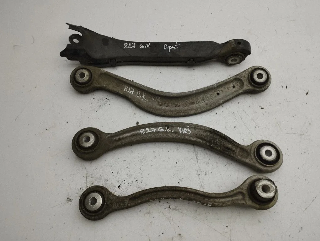 Rear upper control arm/wishbone – left