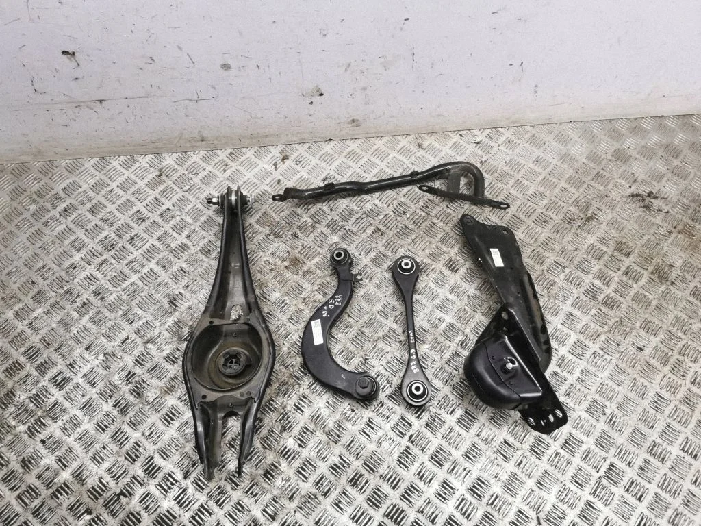 Rear upper control arm/wishbone – right