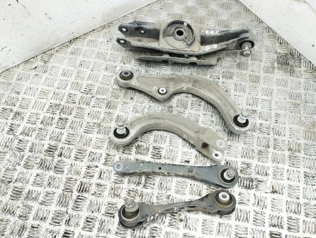 Rear upper control arm/wishbone – right