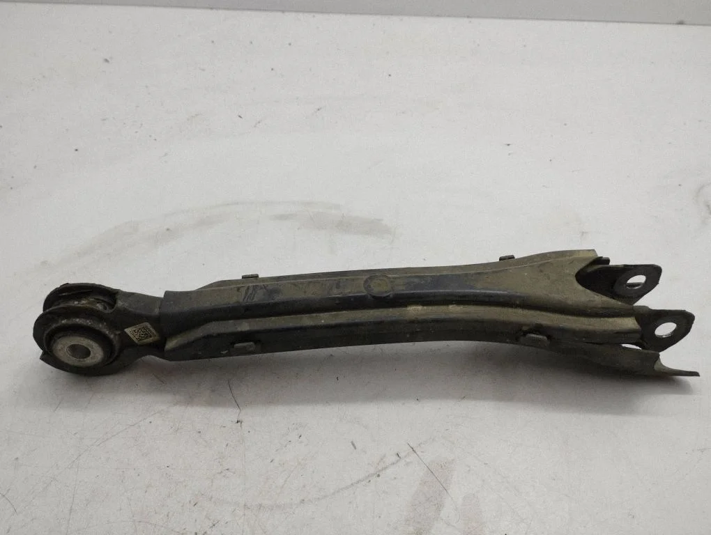 Rear upper control arm/wishbone – right
