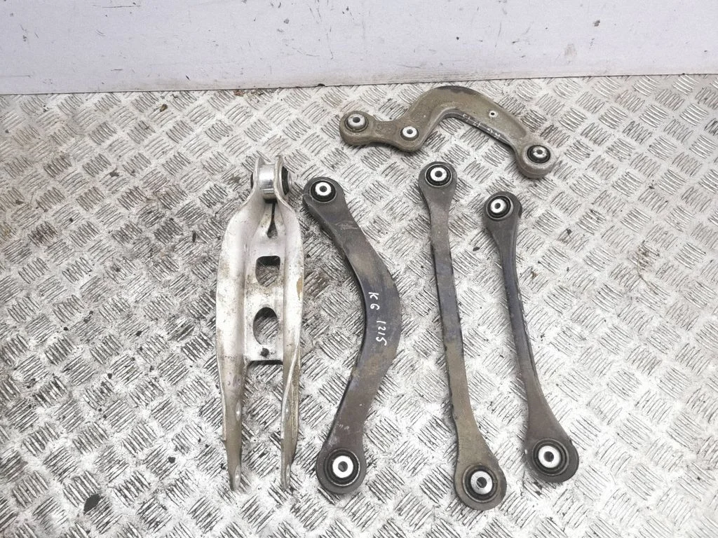 Rear upper control arm/wishbone – left