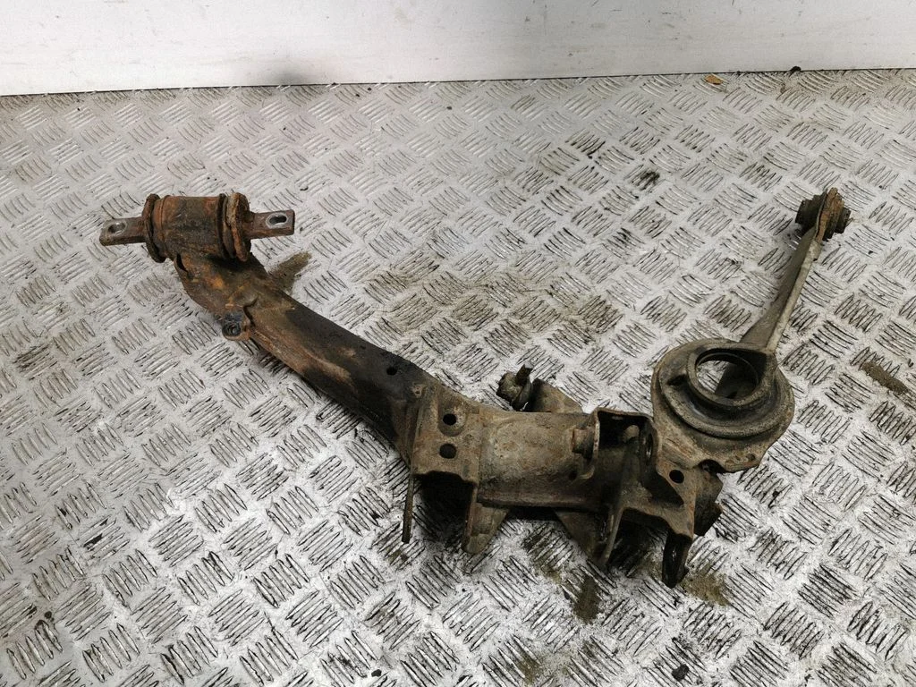 Rear upper control arm/wishbone – left