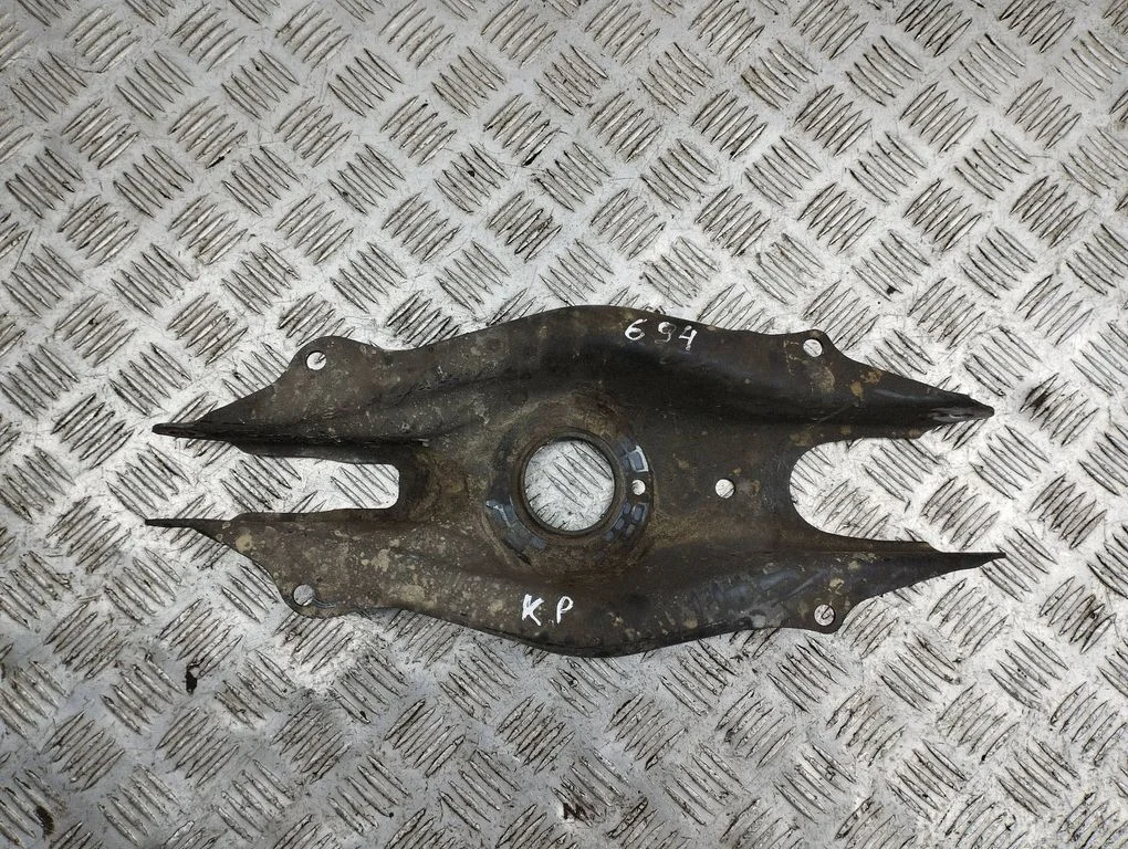 Rear upper control arm/wishbone – left