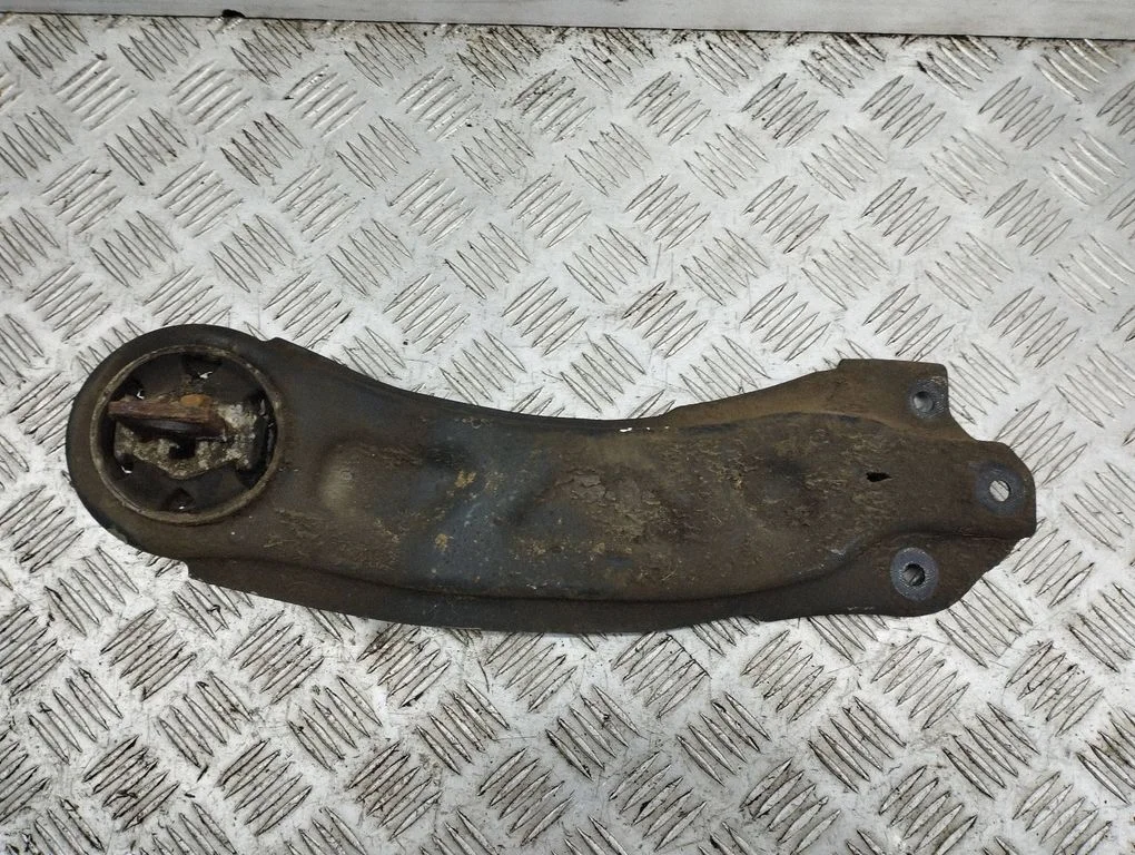 Rear upper control arm/wishbone – left