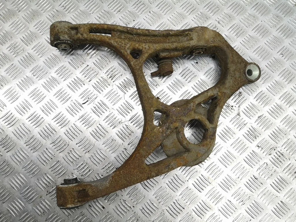 Tagumine ülemine õõtshoob – parem