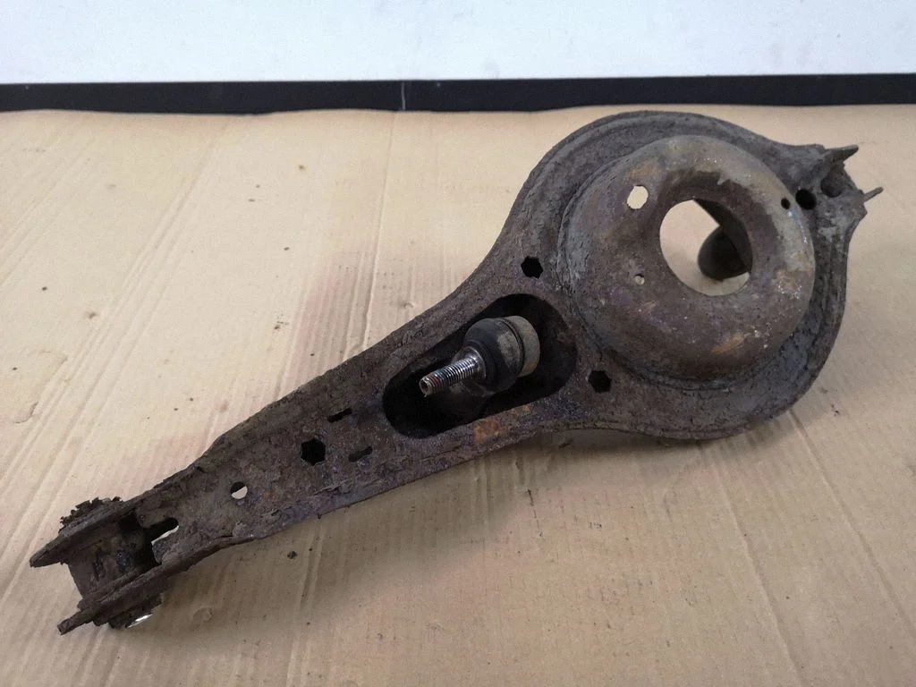 Rear upper control arm/wishbone – left