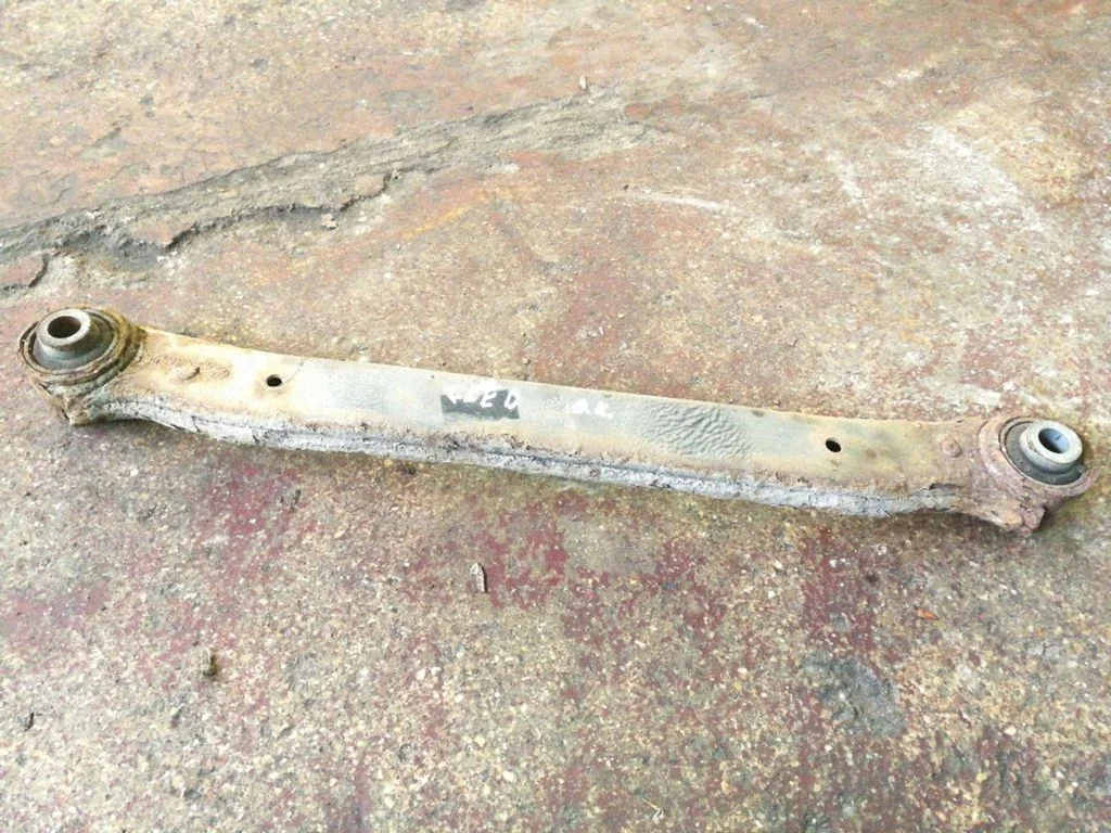 Rear upper control arm/wishbone – left