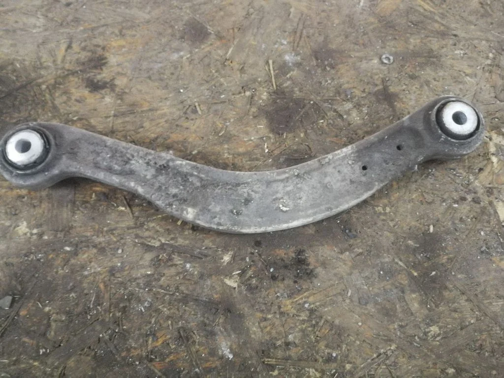 Rear upper control arm/wishbone – left