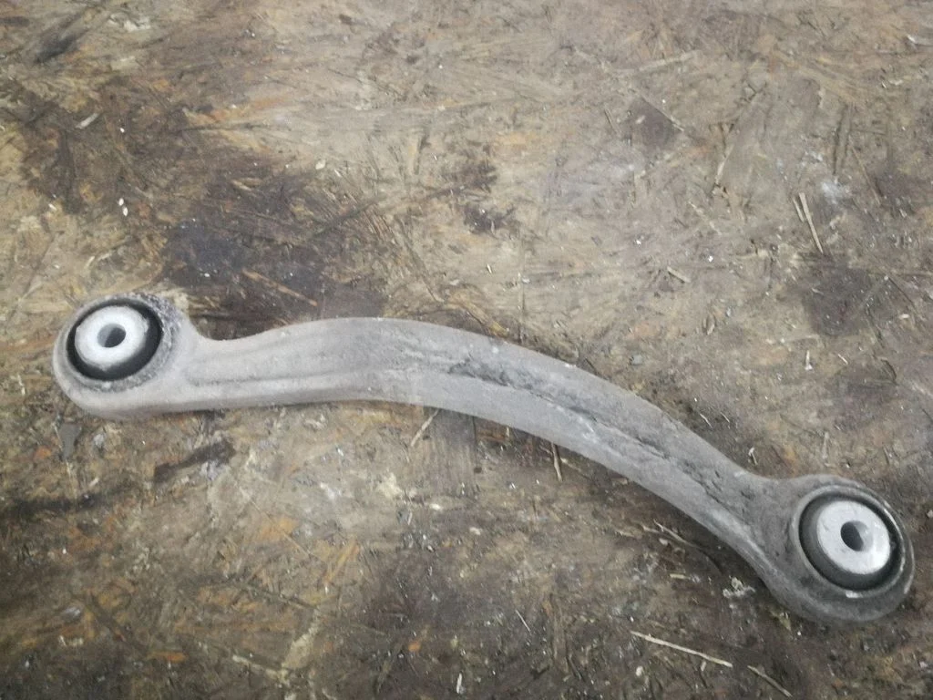 Rear upper control arm/wishbone – right
