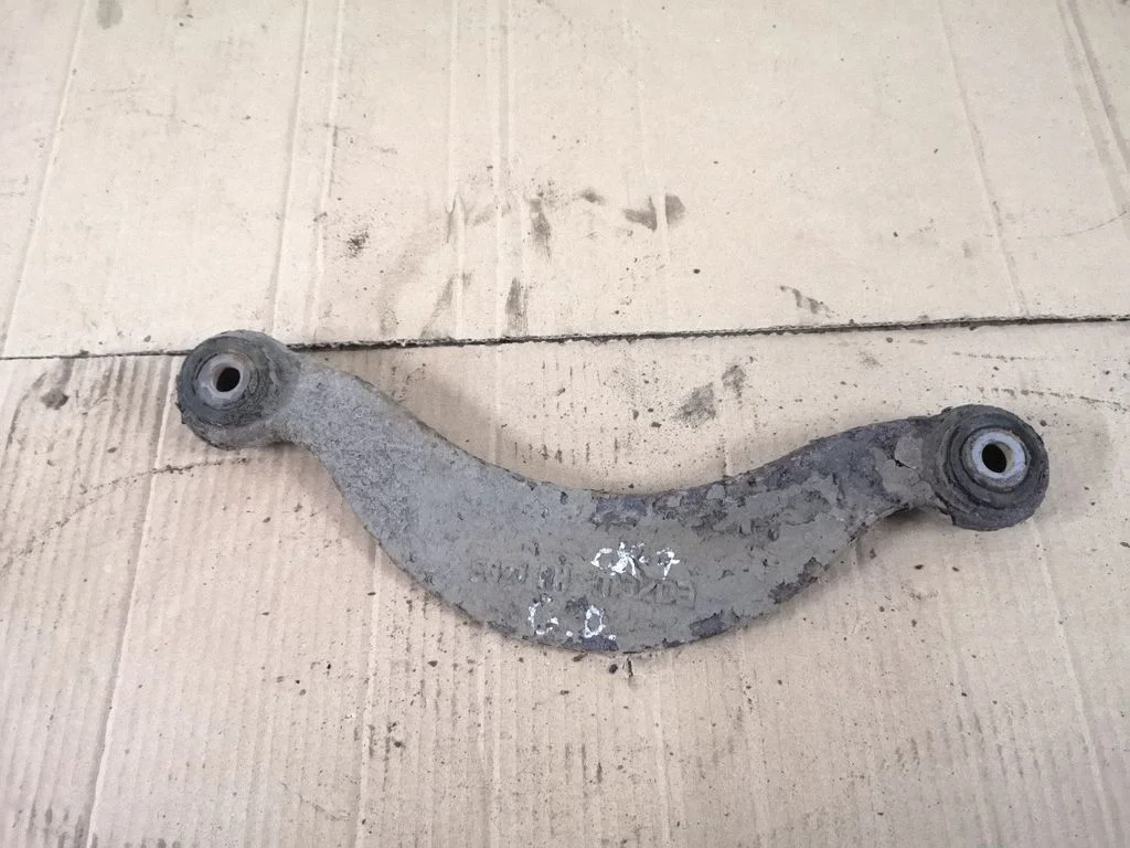 Rear upper control arm/wishbone – right