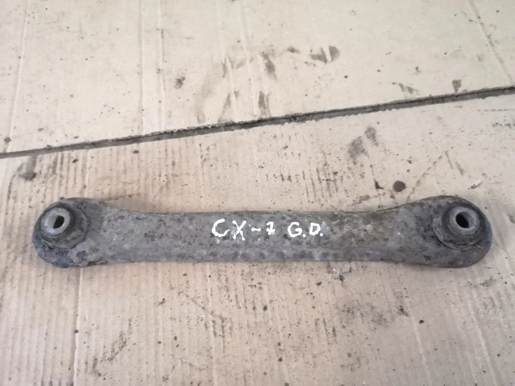 Rear upper control arm/wishbone – right