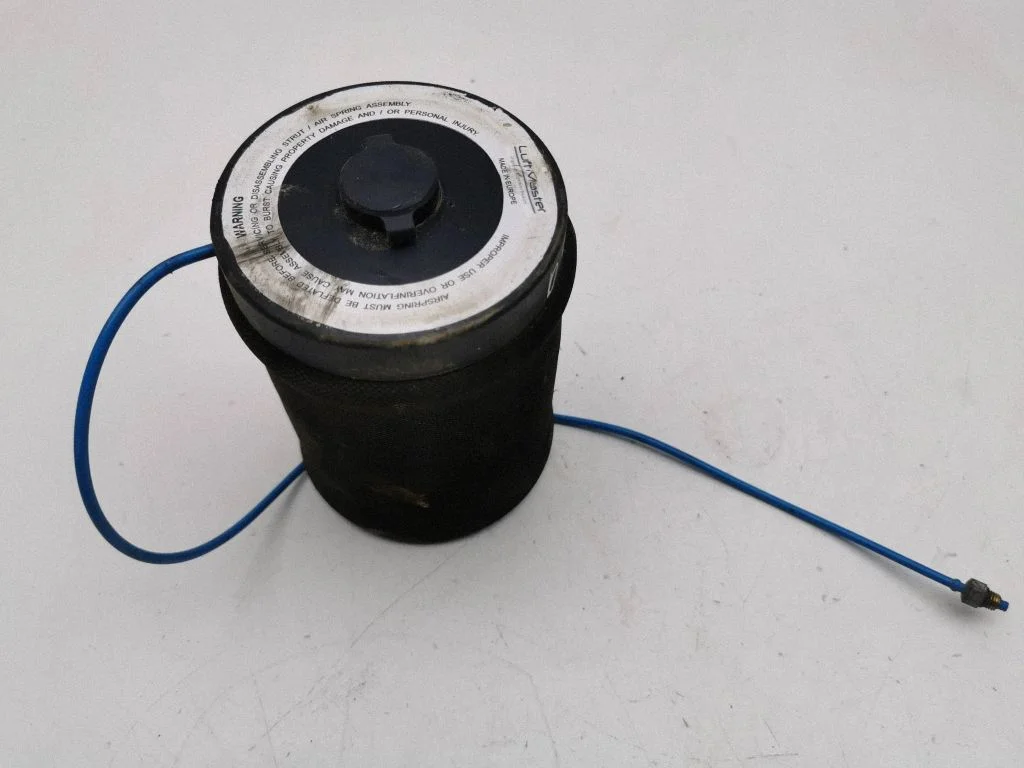 Aizmugurējais pneimatiskais (gaisa) spilvens – labā