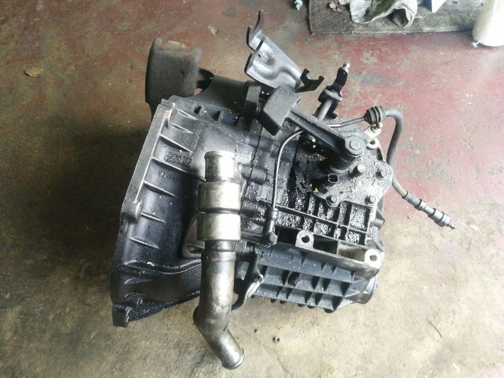 Manual 5 speed gearbox 4M5R7F096YA