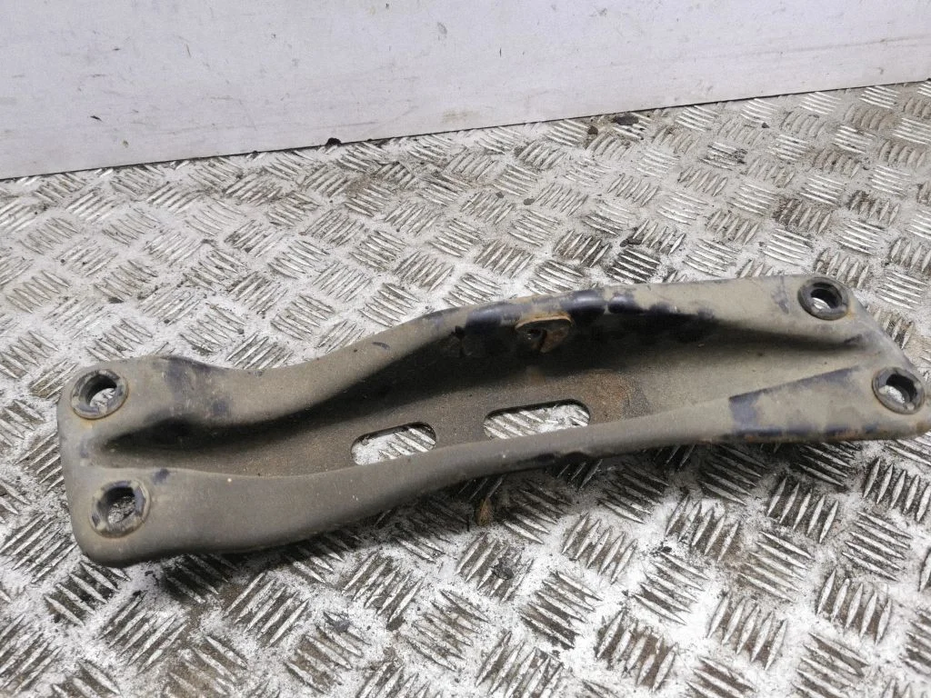 Gearbox mounting bracket