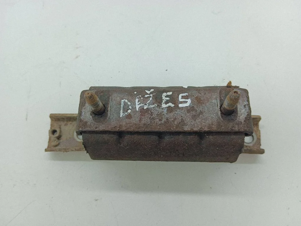Gearbox mounting bracket