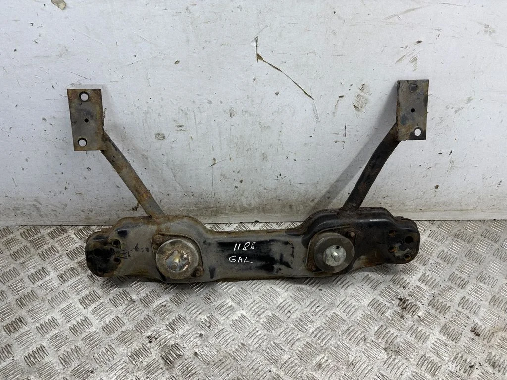 Gearbox mounting bracket