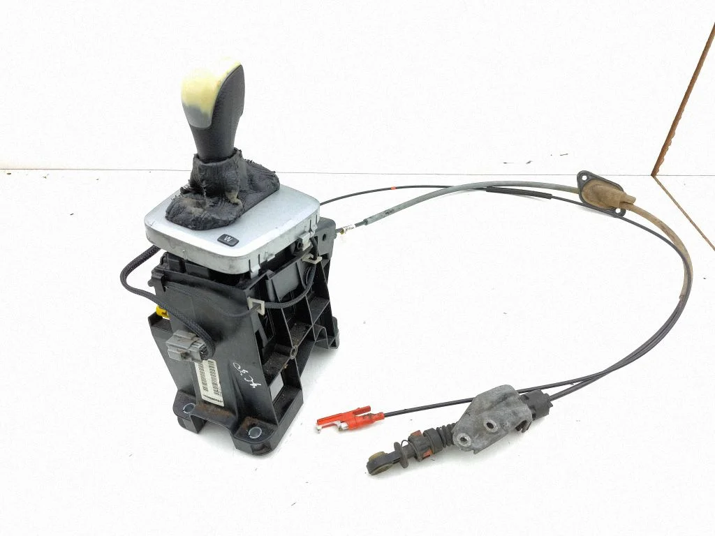 Gear selector mechanism P08689424
