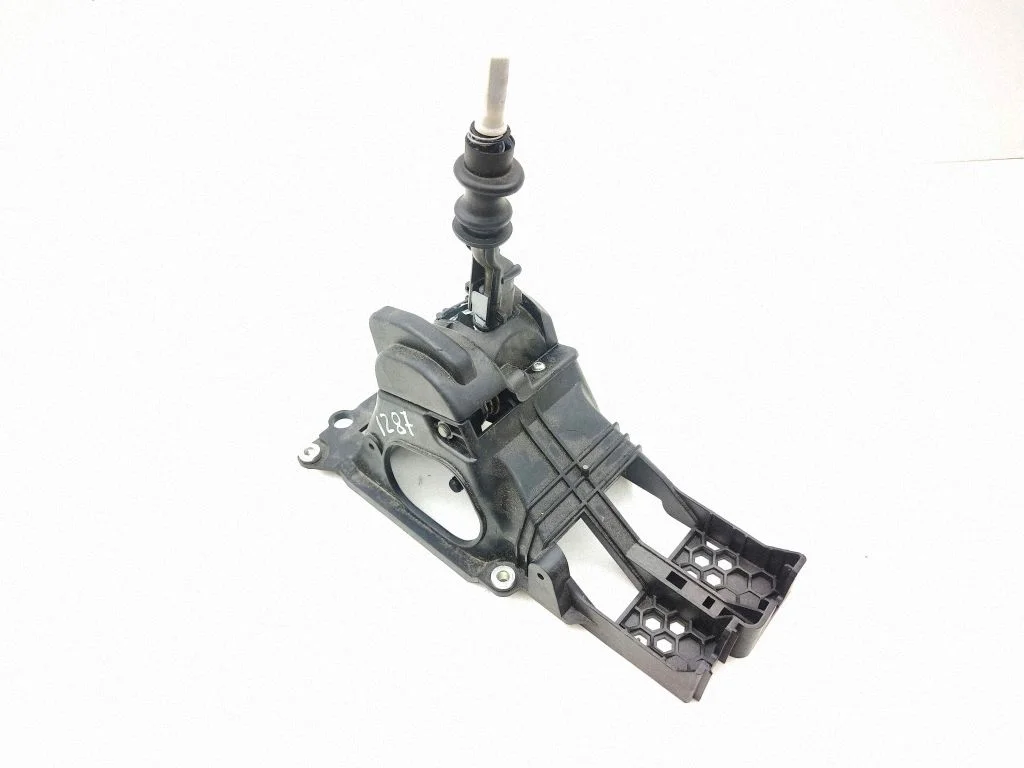 Gear selector mechanism 9622439