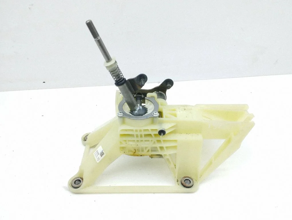 Gear selector mechanism G2413HBL84