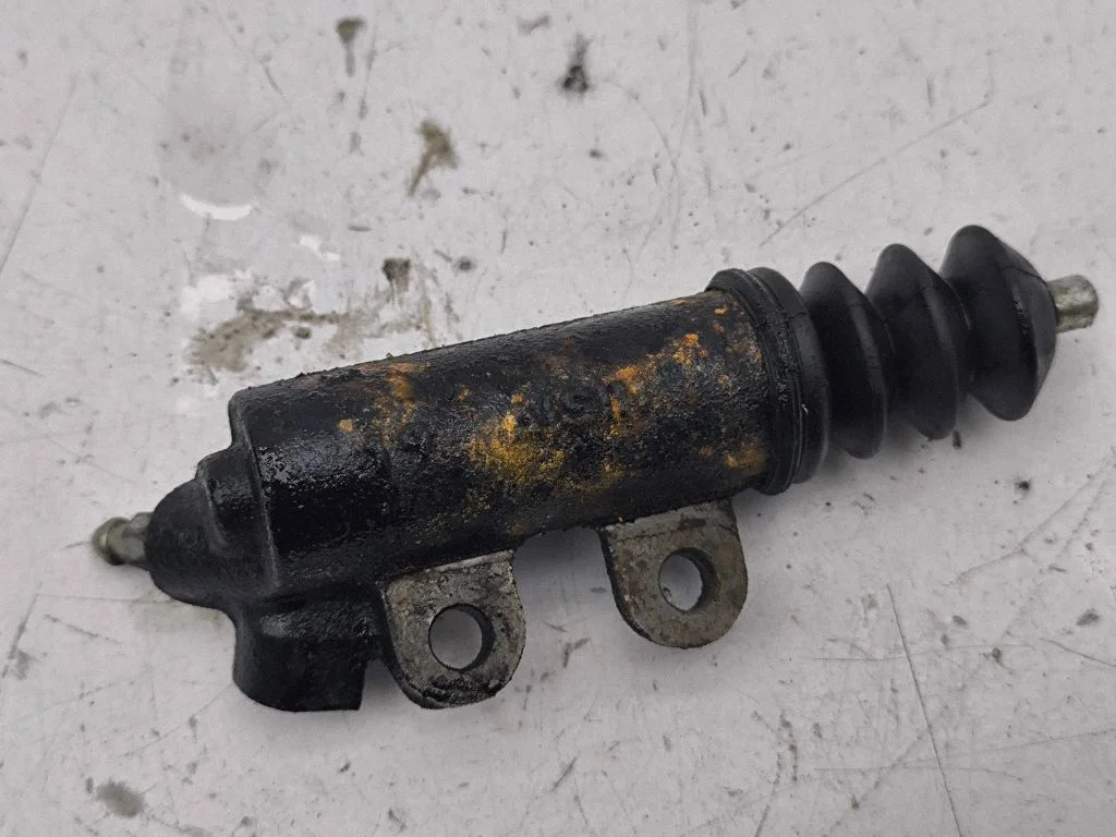 Clutch slave cylinder