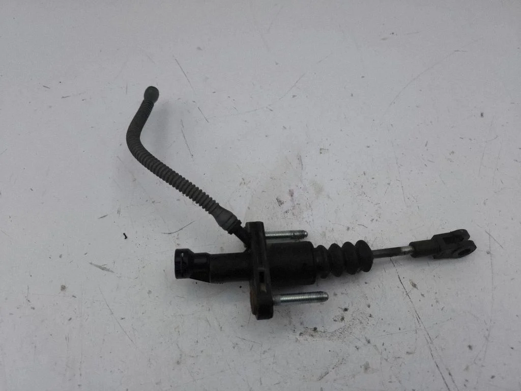 Clutch master cylinder 90581565