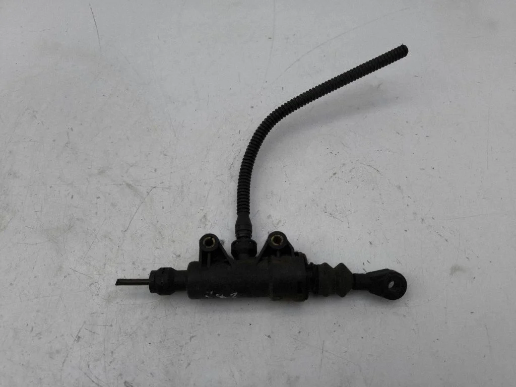 Clutch master cylinder A6392900012