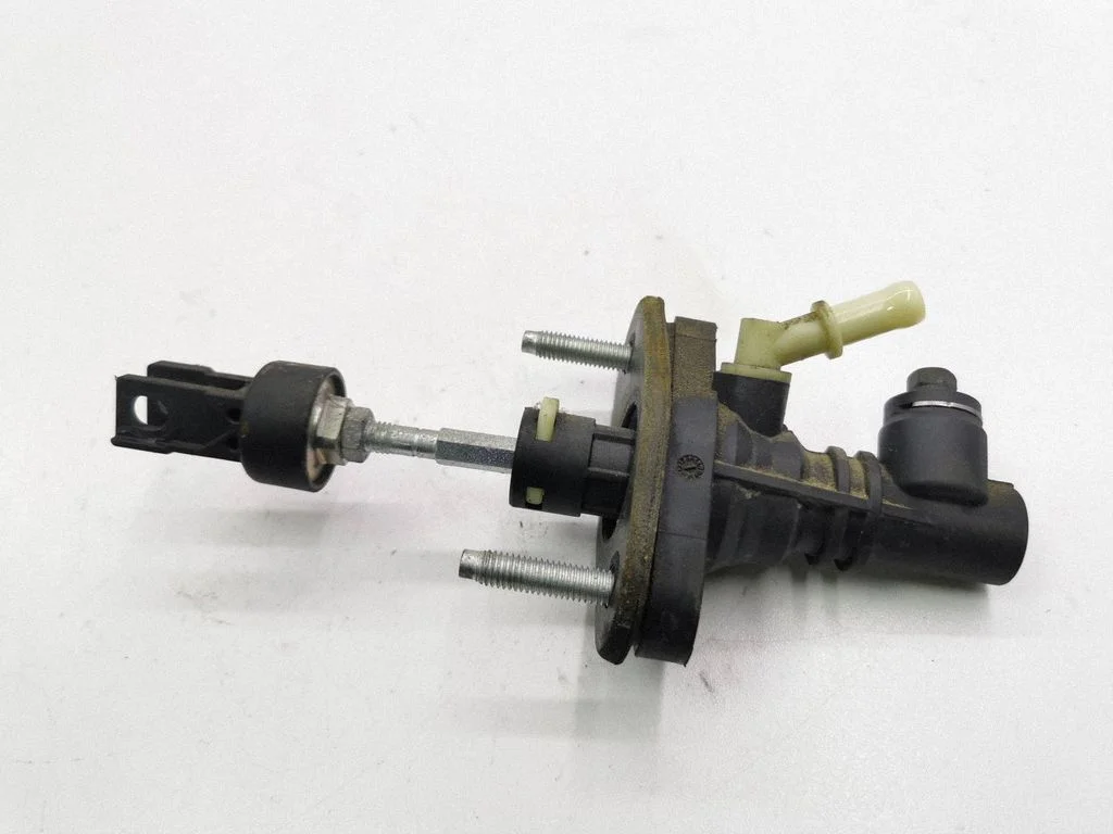 Clutch master cylinder – Toyota Auris 150 (2006-2012)