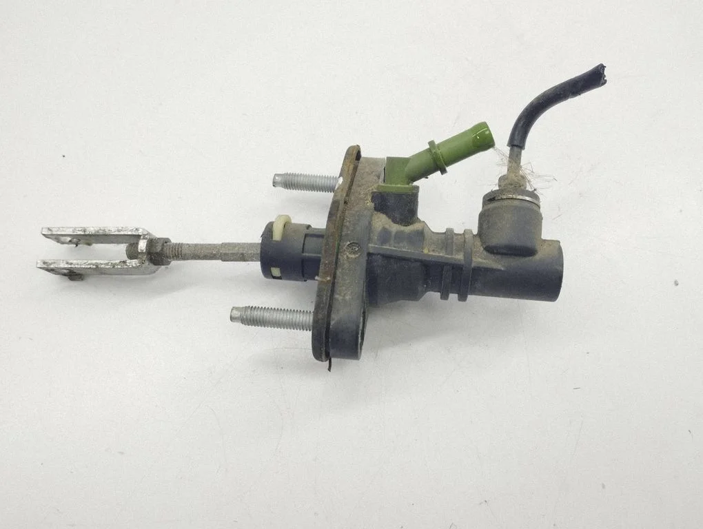 Clutch master cylinder – Toyota Auris 150 (2006-2012)
