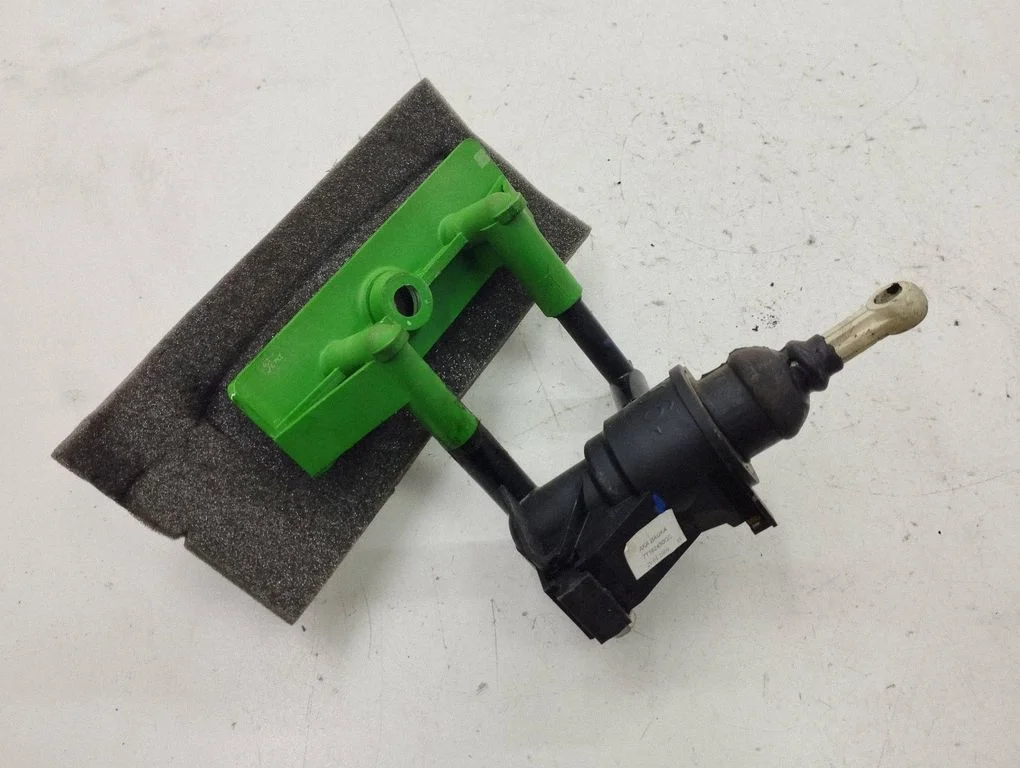 Clutch master cylinder 7T162450GC