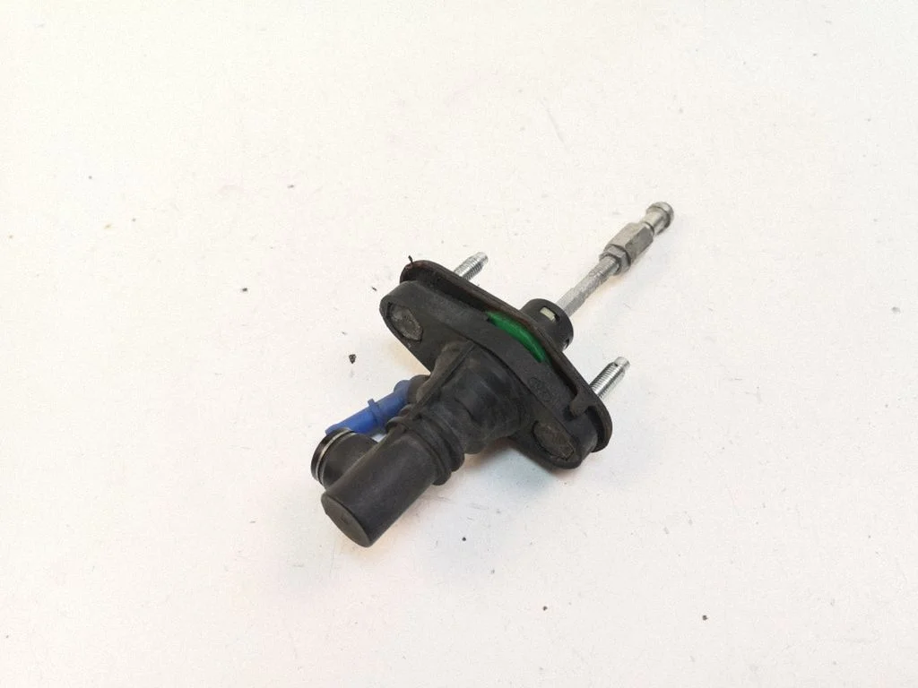 Clutch master cylinder – Toyota Auris 150 (2006-2012)